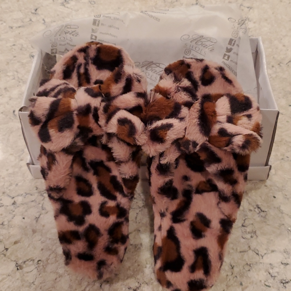 NWT Mata Slippers, Pink Leopard